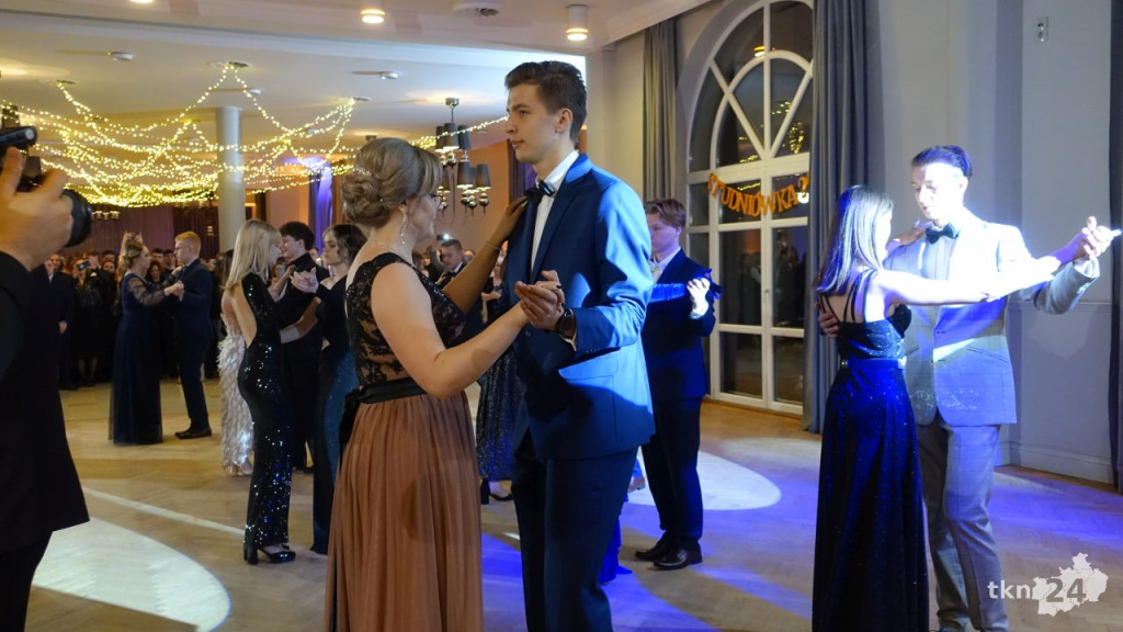Bal na 200 osób. Wspaniała studniówka Nowego Ogólniaka [wideo, foto]