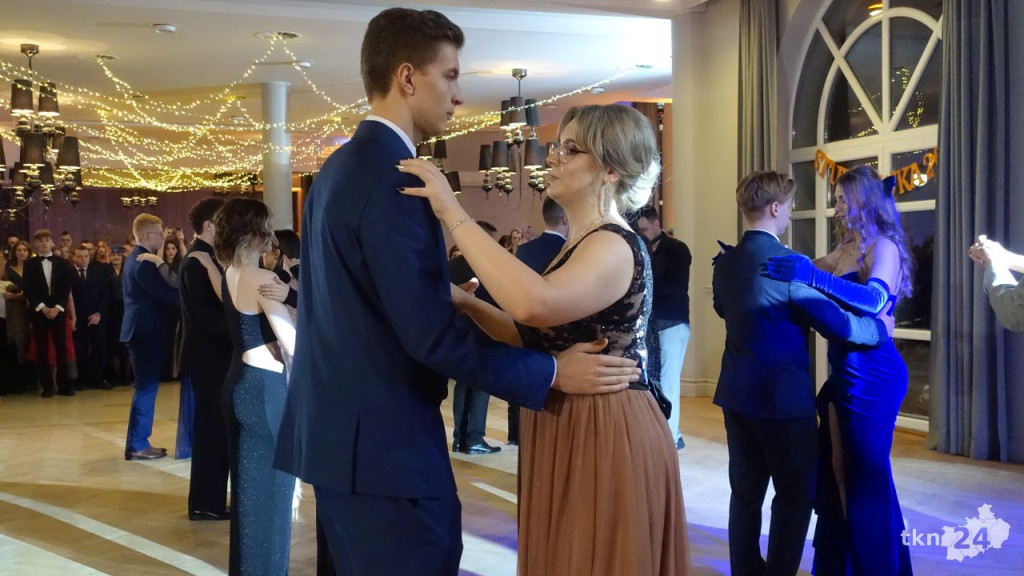 Bal na 200 osób. Wspaniała studniówka Nowego Ogólniaka [wideo, foto]