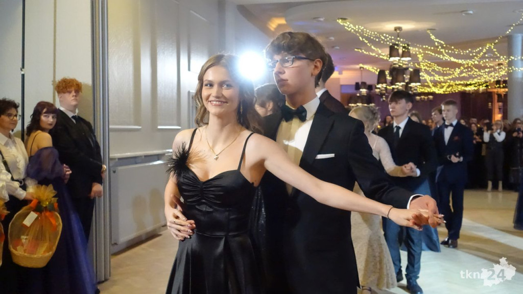 Bal na 200 osób. Wspaniała studniówka Nowego Ogólniaka [wideo, foto]