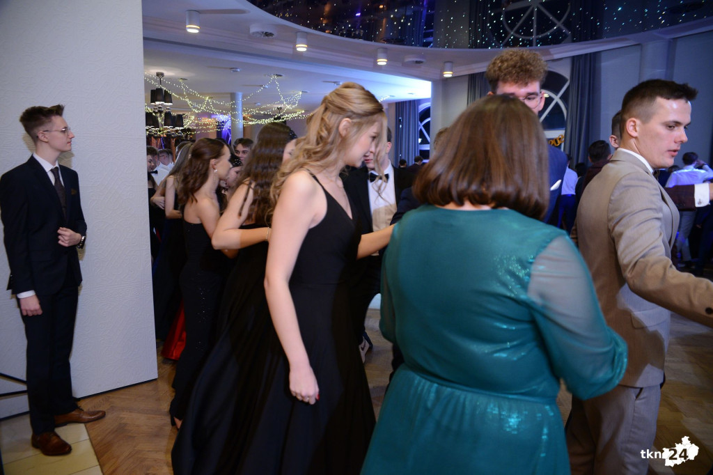 Bal na 200 osób. Wspaniała studniówka Nowego Ogólniaka [wideo, foto]