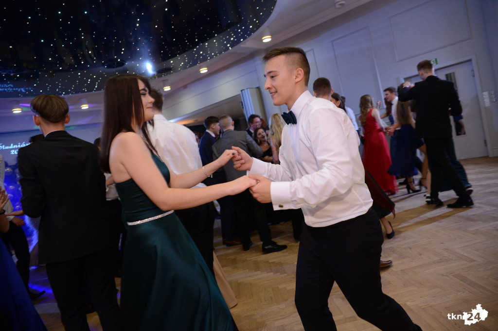 Bal na 200 osób. Wspaniała studniówka Nowego Ogólniaka [wideo, foto]