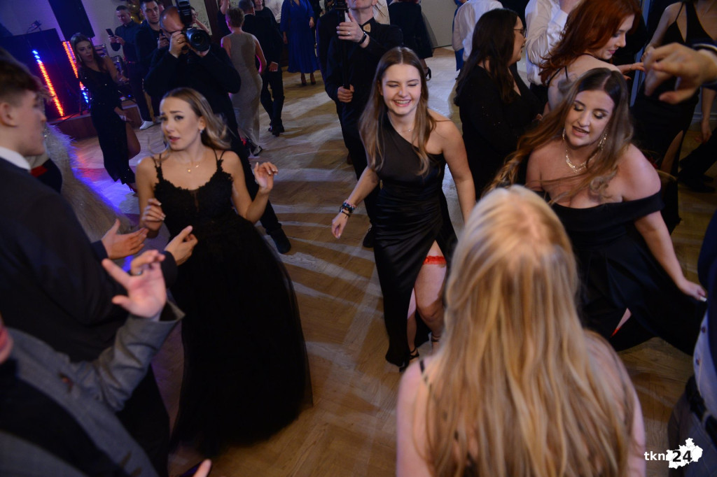 Bal na 200 osób. Wspaniała studniówka Nowego Ogólniaka [wideo, foto]