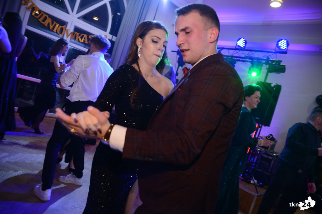 Bal na 200 osób. Wspaniała studniówka Nowego Ogólniaka [wideo, foto]