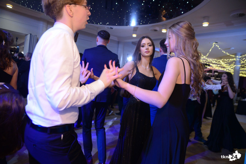 Bal na 200 osób. Wspaniała studniówka Nowego Ogólniaka [wideo, foto]