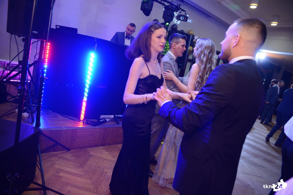 Bal na 200 osób. Wspaniała studniówka Nowego Ogólniaka [wideo, foto]