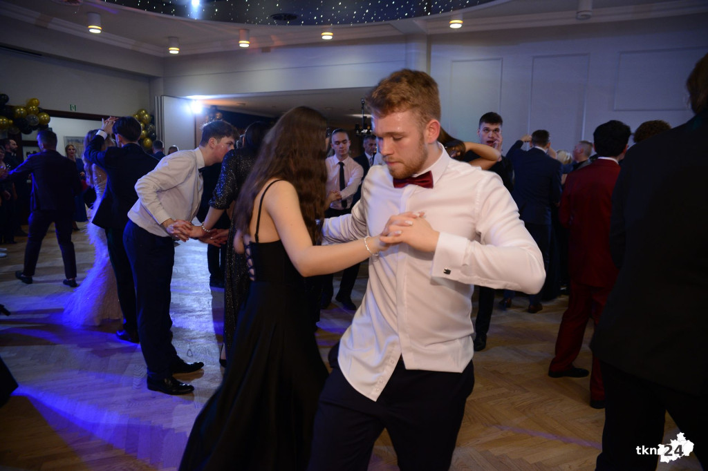 Bal na 200 osób. Wspaniała studniówka Nowego Ogólniaka [wideo, foto]
