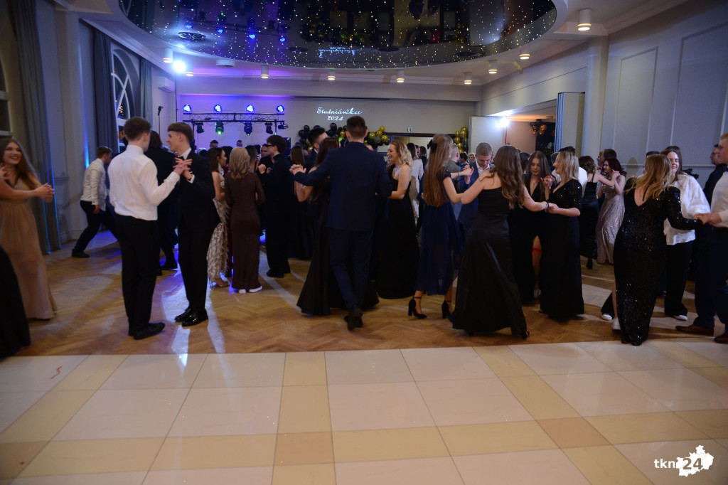 Bal na 200 osób. Wspaniała studniówka Nowego Ogólniaka [wideo, foto]
