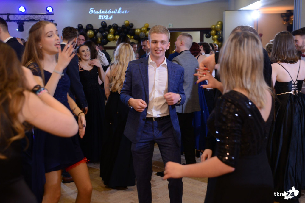 Bal na 200 osób. Wspaniała studniówka Nowego Ogólniaka [wideo, foto]