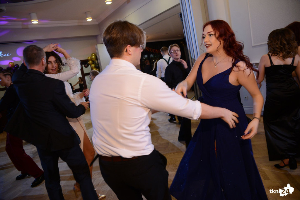 Bal na 200 osób. Wspaniała studniówka Nowego Ogólniaka [wideo, foto]
