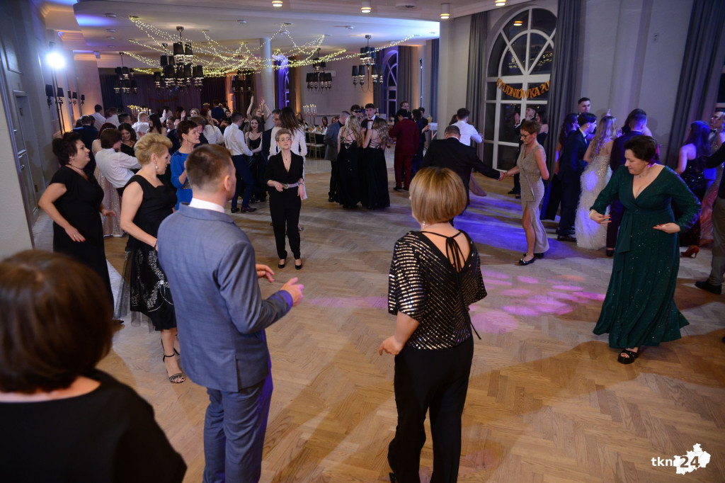 Bal na 200 osób. Wspaniała studniówka Nowego Ogólniaka [wideo, foto]
