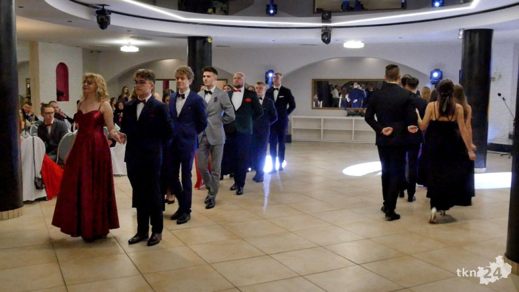 Studniówka 2024 maturzystów ze Stąporkowa [wideo, zdjęcia]