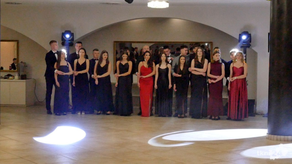 Studniówka 2024 maturzystów ze Stąporkowa [wideo, zdjęcia]