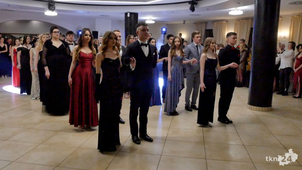 Studniówka 2024 maturzystów ze Stąporkowa [wideo, zdjęcia]