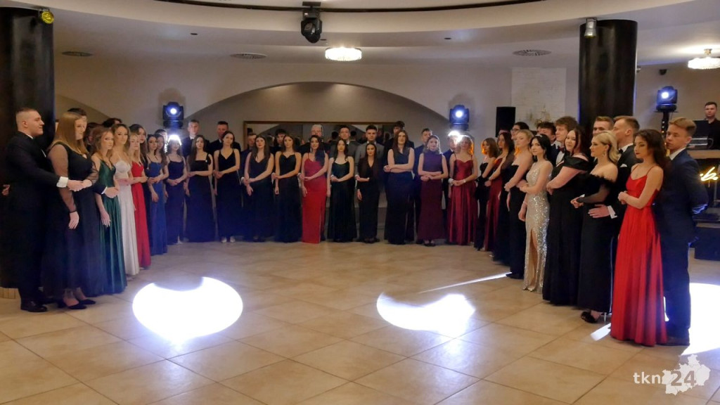 Studniówka 2024 maturzystów ze Stąporkowa [wideo, zdjęcia]