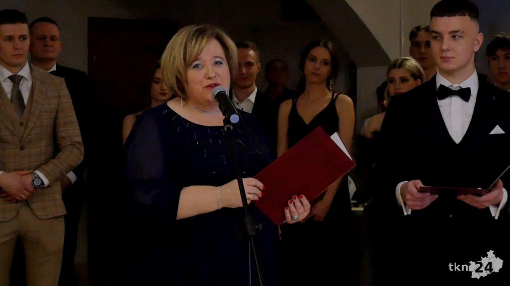Studniówka 2024 maturzystów ze Stąporkowa [wideo, zdjęcia]