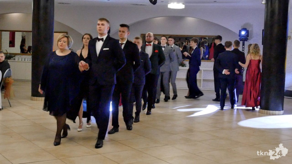 Studniówka 2024 maturzystów ze Stąporkowa [wideo, zdjęcia]