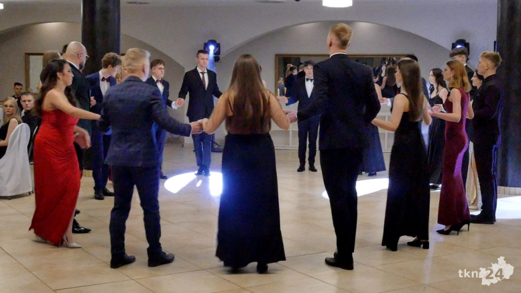 Studniówka 2024 maturzystów ze Stąporkowa [wideo, zdjęcia]
