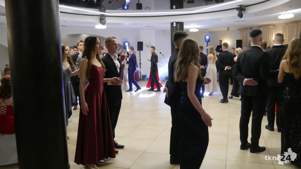Studniówka 2024 maturzystów ze Stąporkowa [wideo, zdjęcia]
