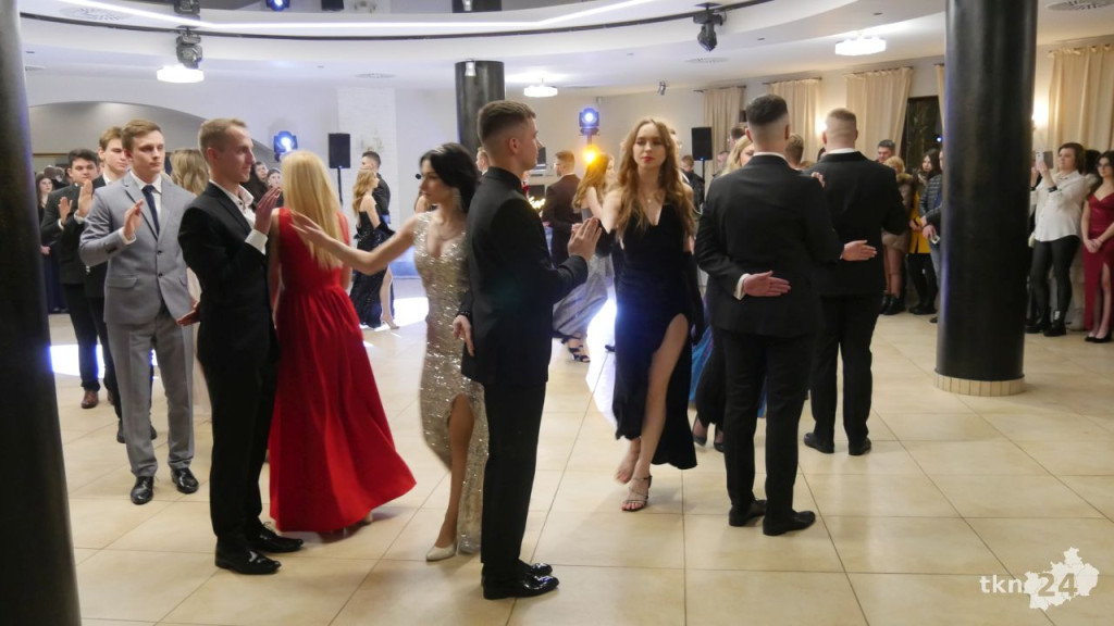 Studniówka 2024 maturzystów ze Stąporkowa [wideo, zdjęcia]
