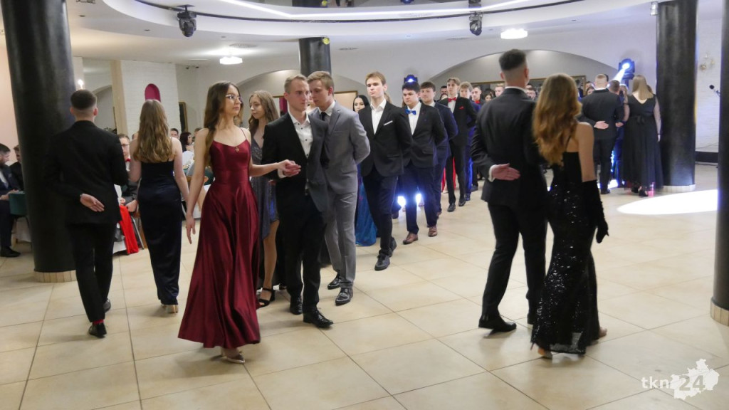 Studniówka 2024 maturzystów ze Stąporkowa [wideo, zdjęcia]