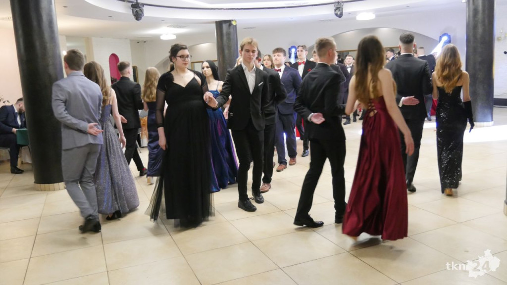Studniówka 2024 maturzystów ze Stąporkowa [wideo, zdjęcia]