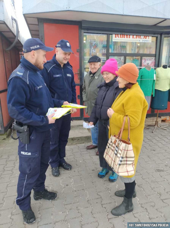 Profilaktyczne rozmowy z seniorami z okazji Dni Babci i Dziadka [zdjęcia]