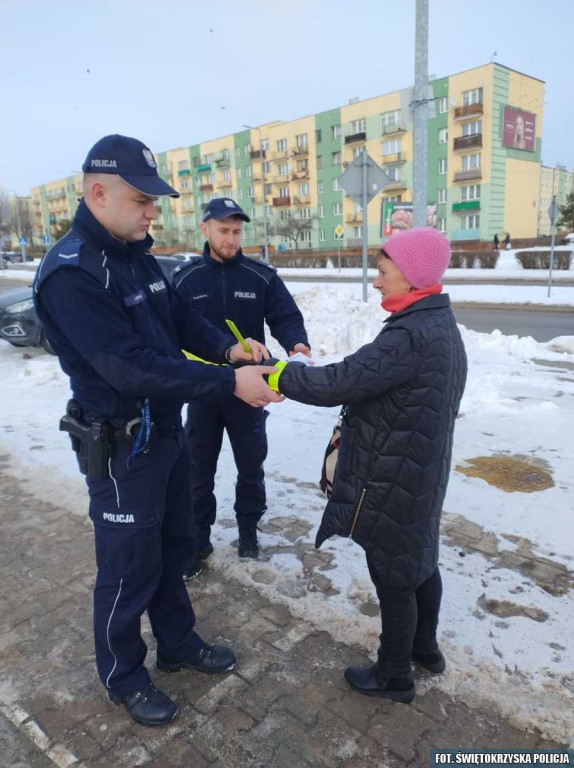 Profilaktyczne rozmowy z seniorami z okazji Dni Babci i Dziadka [zdjęcia]