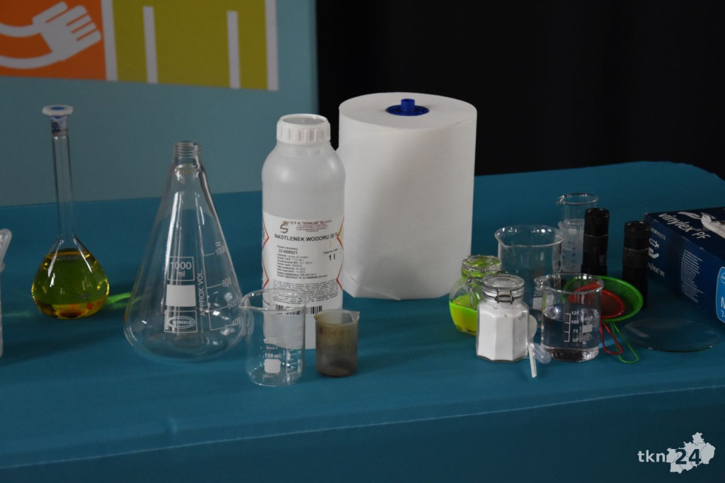 Eksperymenty chemiczne dla przedszkolaków i licealistów [wideo, zdjęcia]