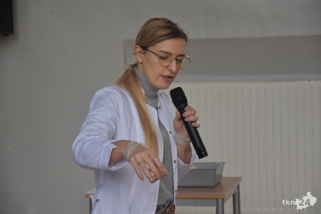 Eksperymenty chemiczne dla przedszkolaków i licealistów [wideo, zdjęcia]