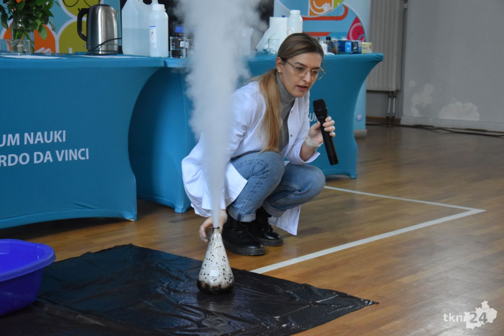 Eksperymenty chemiczne dla przedszkolaków i licealistów [wideo, zdjęcia]