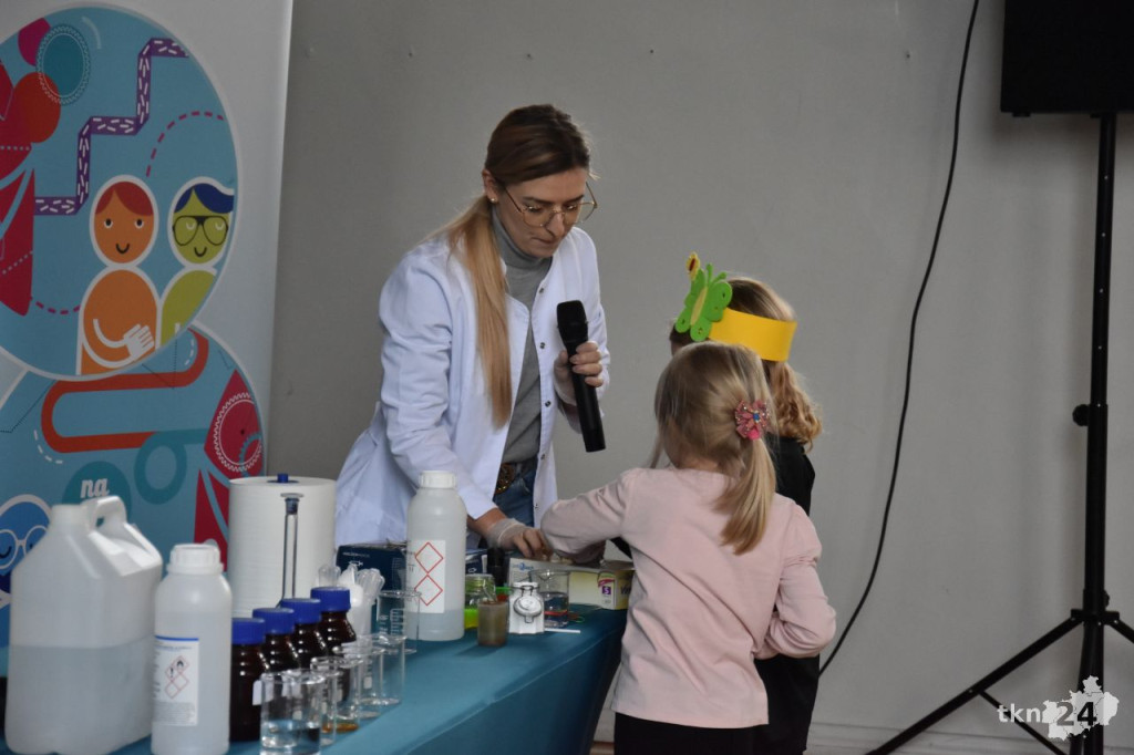 Eksperymenty chemiczne dla przedszkolaków i licealistów [wideo, zdjęcia]