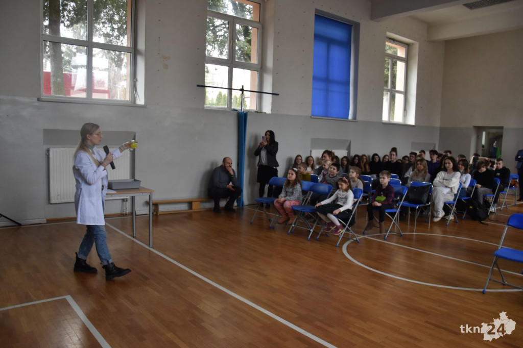 Eksperymenty chemiczne dla przedszkolaków i licealistów [wideo, zdjęcia]