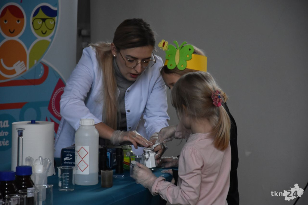 Eksperymenty chemiczne dla przedszkolaków i licealistów [wideo, zdjęcia]