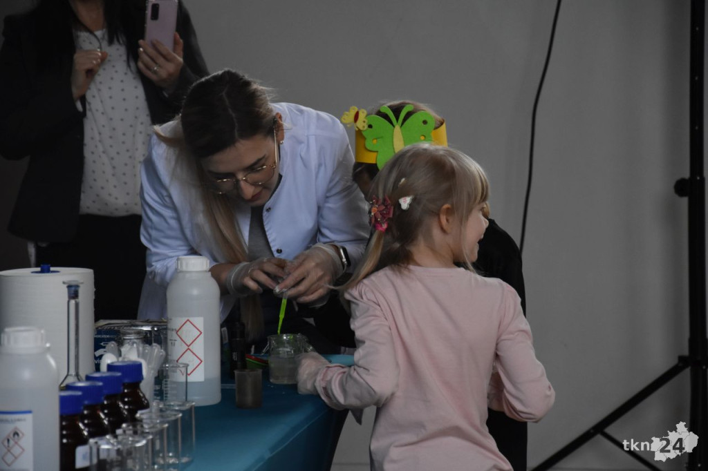 Eksperymenty chemiczne dla przedszkolaków i licealistów [wideo, zdjęcia]