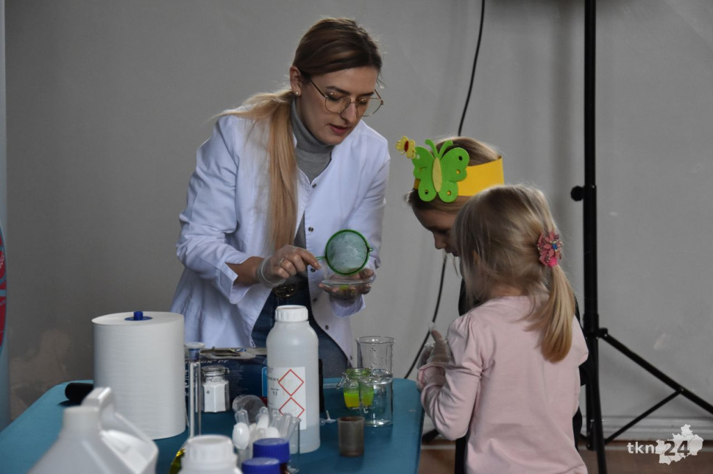 Eksperymenty chemiczne dla przedszkolaków i licealistów [wideo, zdjęcia]
