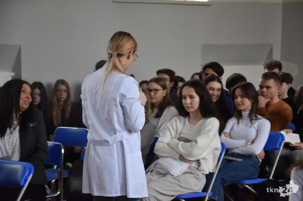 Eksperymenty chemiczne dla przedszkolaków i licealistów [wideo, zdjęcia]