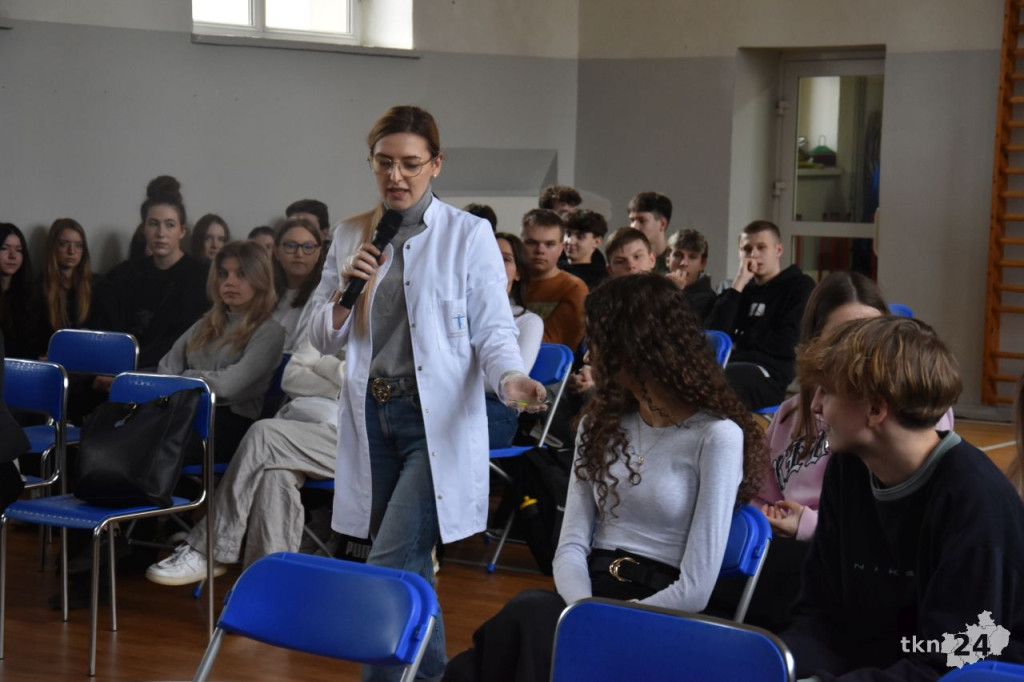 Eksperymenty chemiczne dla przedszkolaków i licealistów [wideo, zdjęcia]