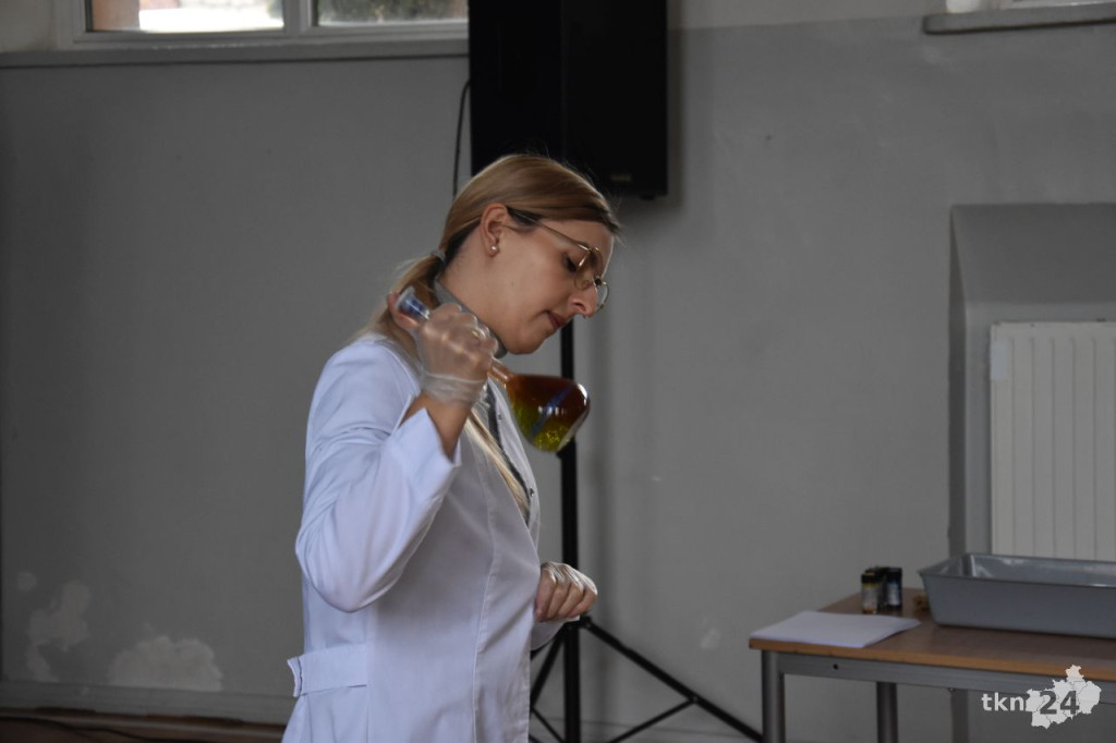 Eksperymenty chemiczne dla przedszkolaków i licealistów [wideo, zdjęcia]