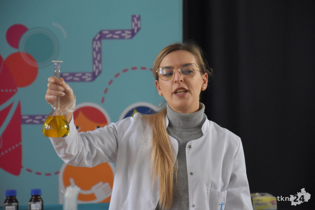 Eksperymenty chemiczne dla przedszkolaków i licealistów [wideo, zdjęcia]