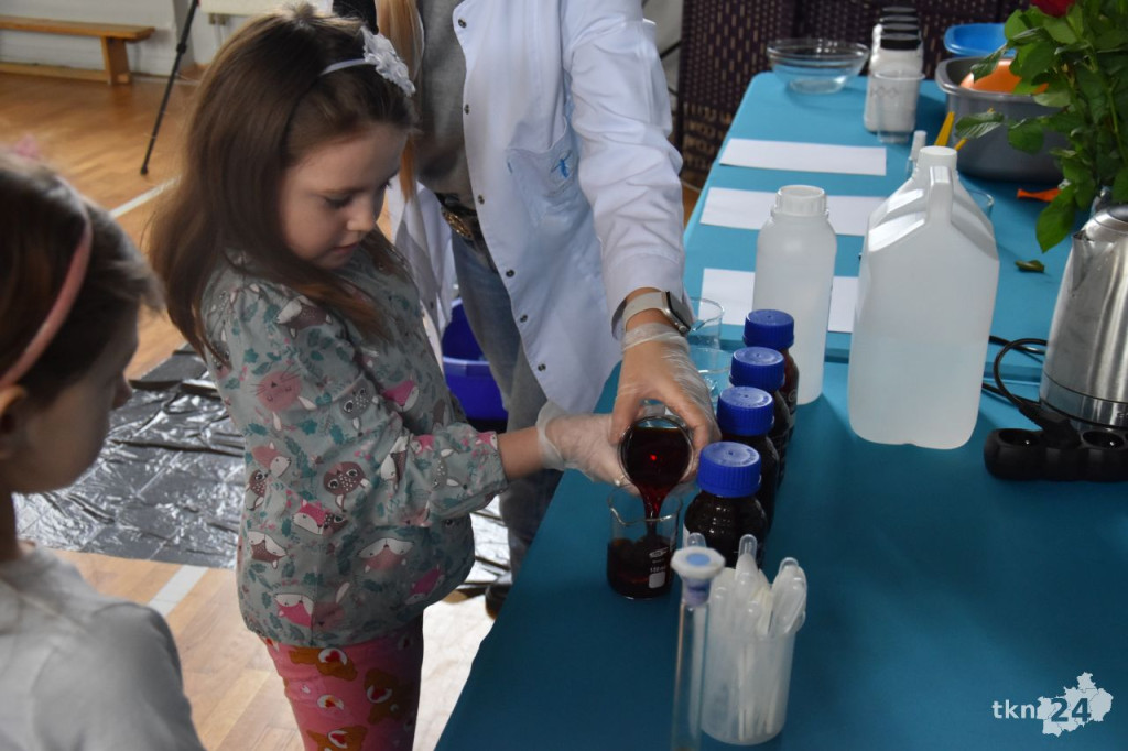 Eksperymenty chemiczne dla przedszkolaków i licealistów [wideo, zdjęcia]