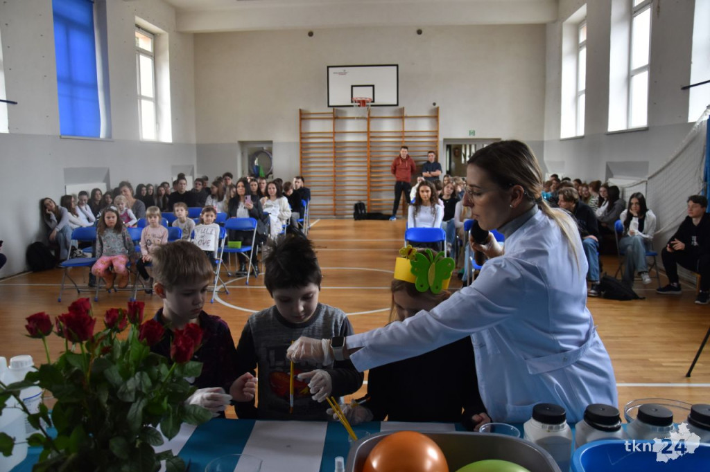 Eksperymenty chemiczne dla przedszkolaków i licealistów [wideo, zdjęcia]