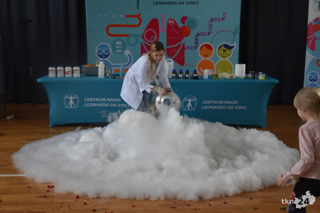 Eksperymenty chemiczne dla przedszkolaków i licealistów [wideo, zdjęcia]