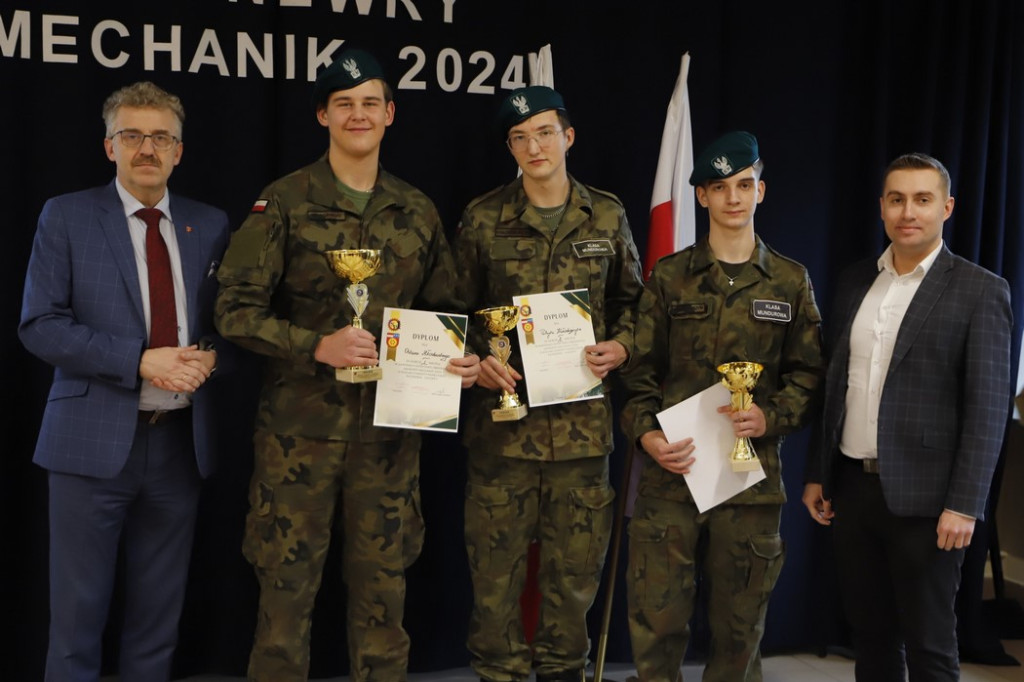 Manewry klas mundurowych w koneckim Mechaniku [zdjęcia]