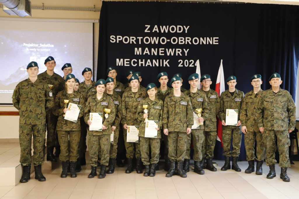 Manewry klas mundurowych w koneckim Mechaniku [zdjęcia]