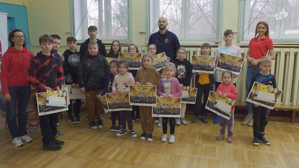 Wielkie ferie w małej szkole. Dzieci z Gosania spotkały się z gwiazdą piłki ręcznej [wideo, zdjęcia]