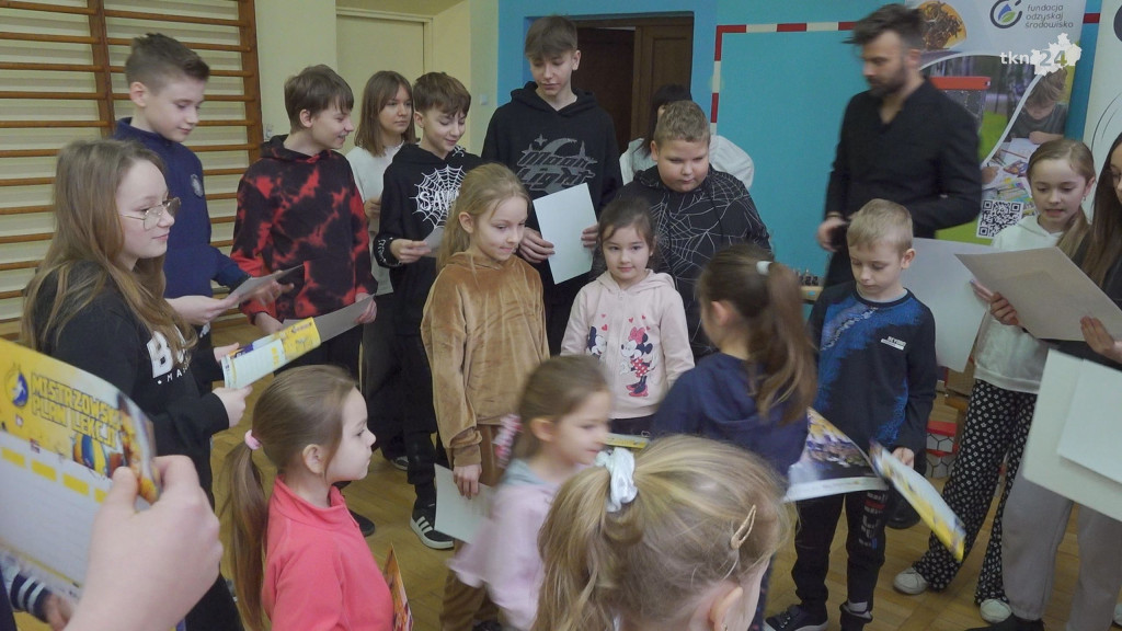 Wielkie ferie w małej szkole. Dzieci z Gosania spotkały się z gwiazdą piłki ręcznej [wideo, zdjęcia]