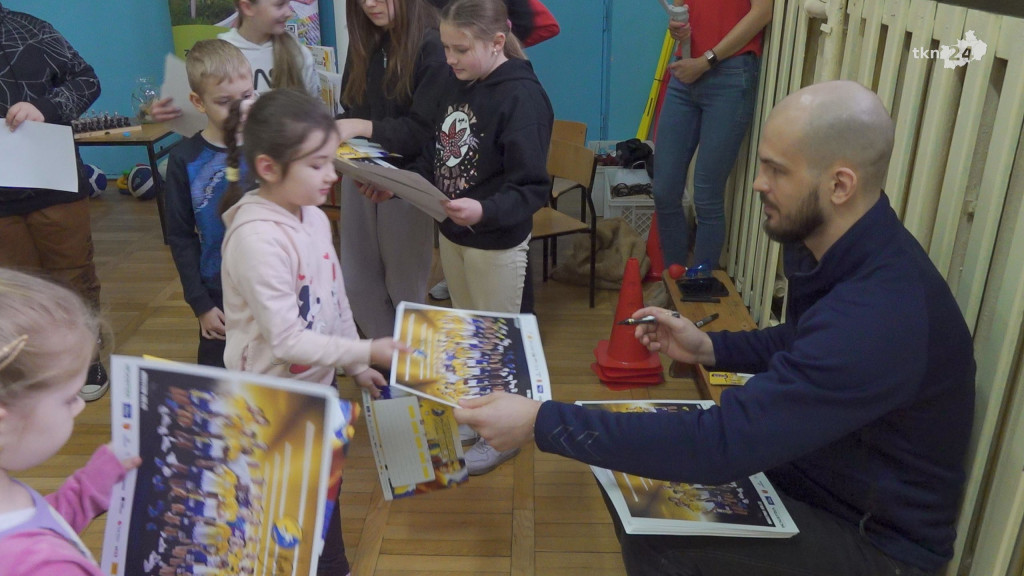 Wielkie ferie w małej szkole. Dzieci z Gosania spotkały się z gwiazdą piłki ręcznej [wideo, zdjęcia]