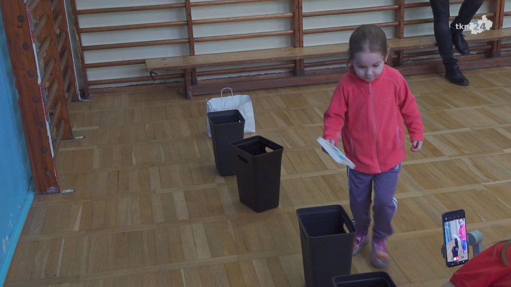 Wielkie ferie w małej szkole. Dzieci z Gosania spotkały się z gwiazdą piłki ręcznej [wideo, zdjęcia]