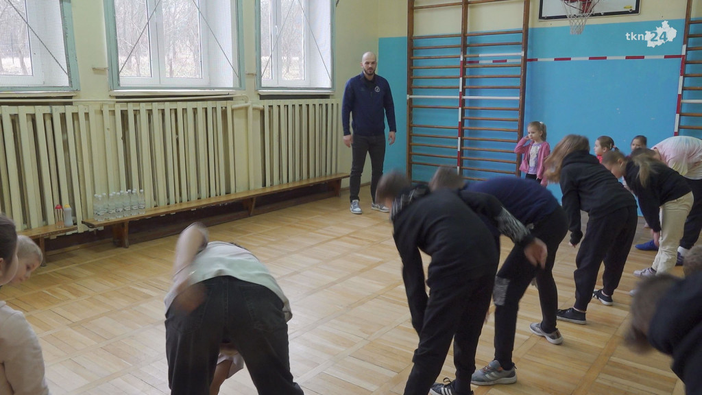 Wielkie ferie w małej szkole. Dzieci z Gosania spotkały się z gwiazdą piłki ręcznej [wideo, zdjęcia]
