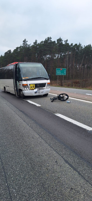 Potrącenie rowerzysty na DK74 w gminie Radoszyce [zdjęcia]
